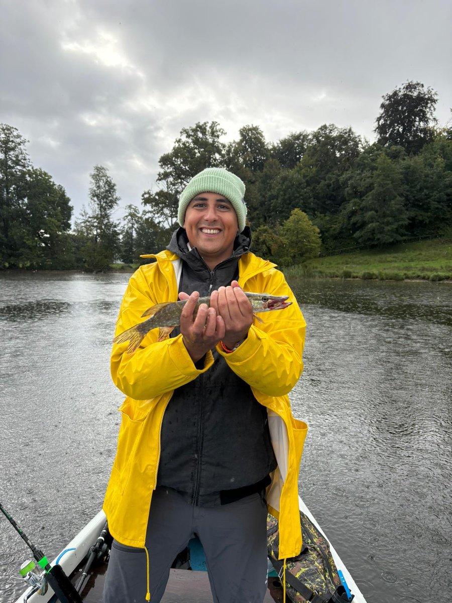 Pedro Wiechers mit seinem ersten Hecht am Staffelsee, 30 cm, im Regen